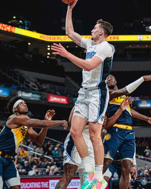 足球比赛中 足球比赛中