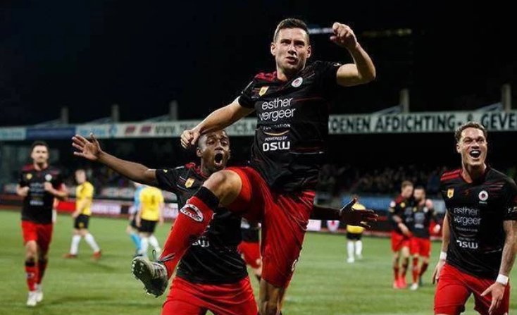 他在中场左 他在中场左